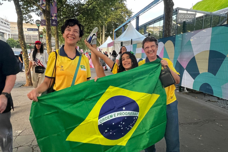 Aretuza Pontes, Manuella Pontes e Sueli Rodrigues assistiram à conquista histórica do Brasil na ginástica, em Paris