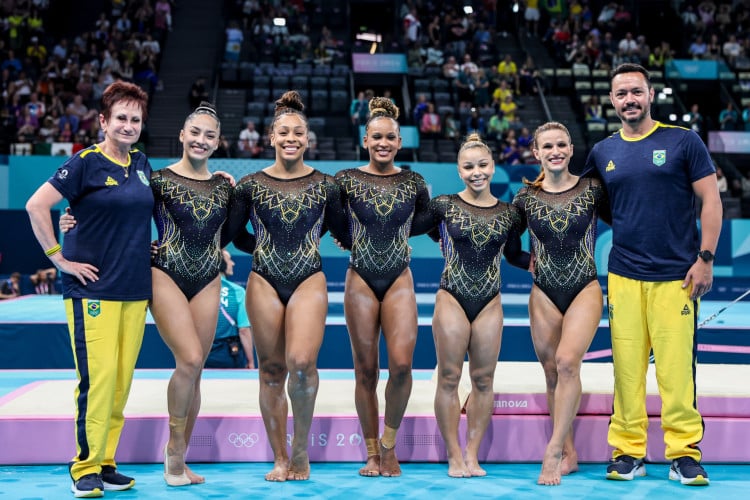 Equipe da ginástica artística feminina do Brasil nas Olimpíadas Paris 2024. Na foto, (E-D)  a treinadora Iryna Ilyashenko, Júlia Soares, Lorrane Oliveira, Rebeca Andrade, Flavia Saraiva e Jade Barbosa e o treinador Francisco Porath Neto posam para foto 