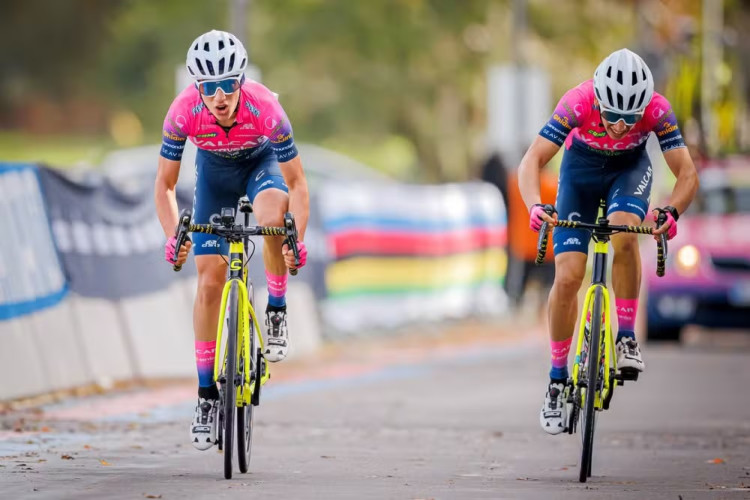 Ciclistas afegãs que fugiram do Talibã para perseguir o sonho de competir nos Jogos Olímpicos de Paris