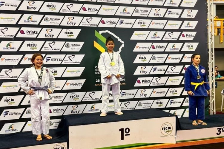 Maria Sofia Moraes Freitas no pódio após receber a medalha de ouro