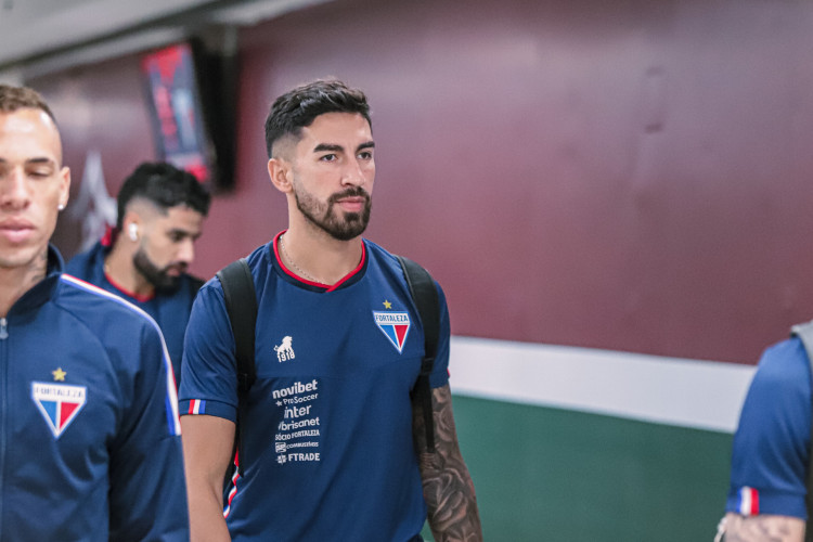 Atacante Lucero na chegada ao Maracanã para o jogo Flamengo x Fortaleza pelo Campeonato Brasileiro Série A 2024