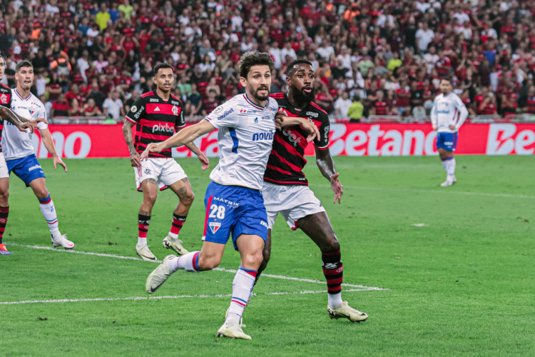 Pedro Augusto e Gerson disputam lance no jogo Flamengo x Fortaleza, no Maracanã, pelo Campeonato Brasileiro Série A 2024