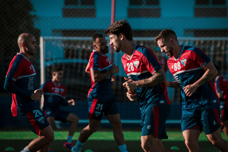 Volantes Pedro Augusto e Lucas Sasha em treino do Fortaleza no Centro de Excelência Alcides Santos, no Pici