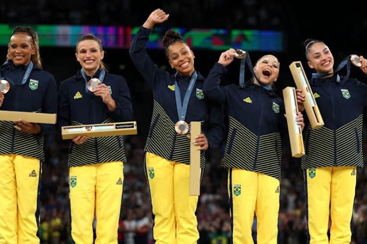 A quarta medalha do Brasil em Paris-2024 veio da ginástica artística. Pela primeira vez, o Brasil conquistou uma medalha na disputa por equipes. Rebeca Andrade, Jade Barbosa, Flávia Saraiva, Lorrane Oliveira e Júlia Soares ficaram com o bronze