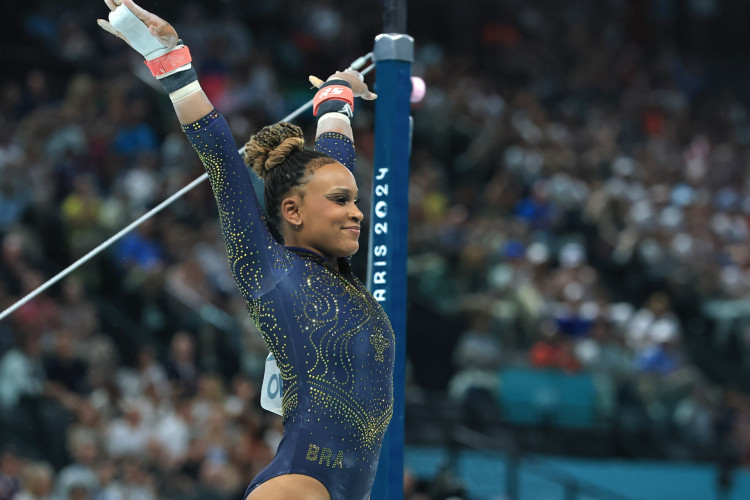 Rebeca Andrade se apresenta nas barras na final por equipe da ginástica artística na Olimpíada de Paris