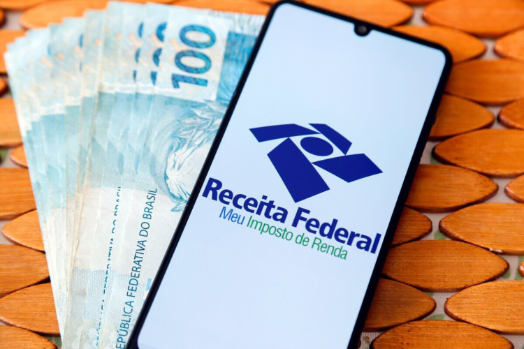 É preciso ter cautela na hora de gastar a restituição do Imposto de Renda (Imagem: Sidney de Almeida | Shutterstock) 