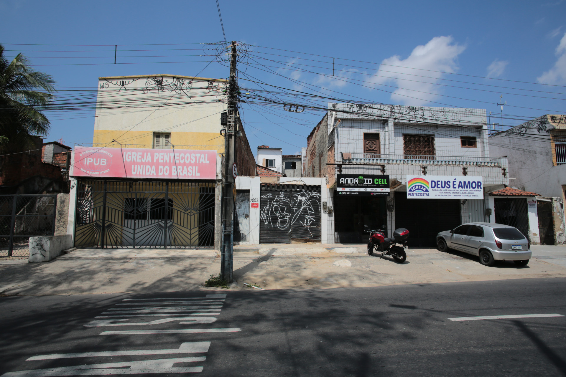 Avenida Leste Oeste, que corta diversos bairros de Fortaleza, tem mais de 30 igrejas. Alguns quarteirões tem mais de um templo (Foto: FÁBIO LIMA)