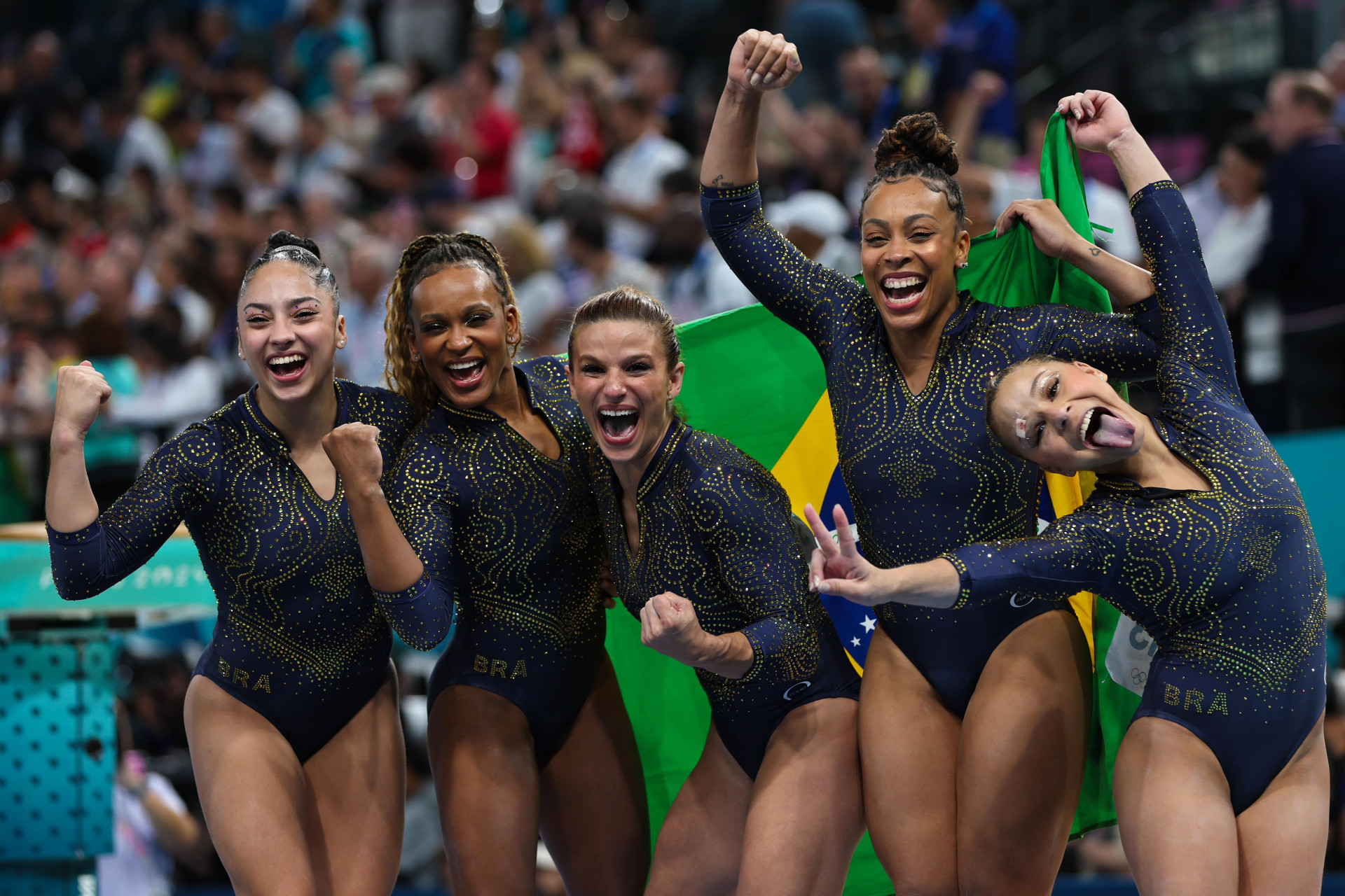 2024.07.30- Jogos Olímpicos Paris 2024 - Ginástica Artística Feminina por equipes - As ginastas Julia Soares, Rebeca Andrade, Jade Barbosa, Lorrane Olivera e Flavia Saraiva comemoram a conquista da medalha de bronze inédita para a ginástica brasileira.   (Foto: Miriam Jeske/COB)