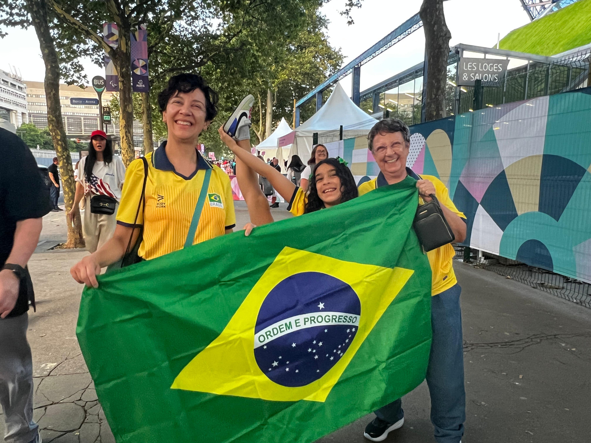 Aretuza Pontes, Manuella Pontes e Sueli Rodrigues assistiram à conquista histórica do Brasil na ginástica, em Paris (Foto: Victor Pereira)