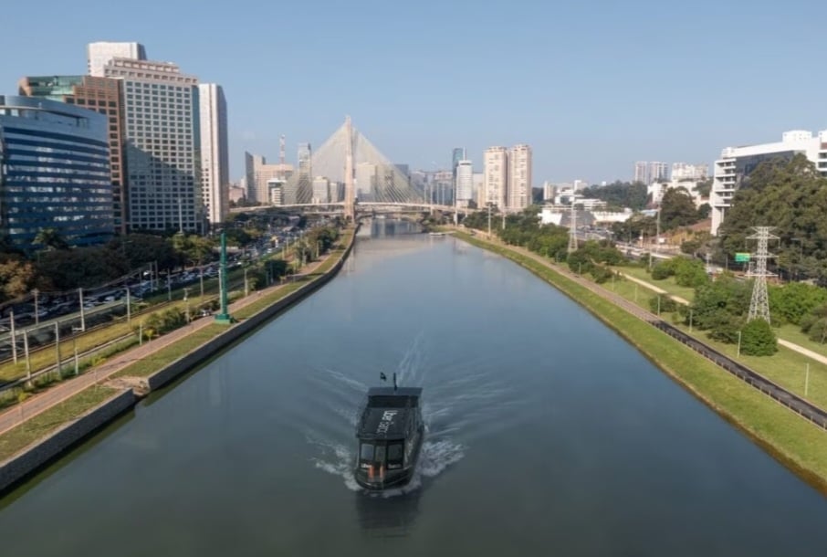 Em comemoração aos 10 anos da Uber no Brasil, a empresa lançou um serviço temporário de barco que percorre o Rio Pinheiros, em São Paulo, entre 26/7 e 4/8, das 9h às 17h. O acesso é no Píer Vila Olímpia ou no Píer Parque Bruno Covas.