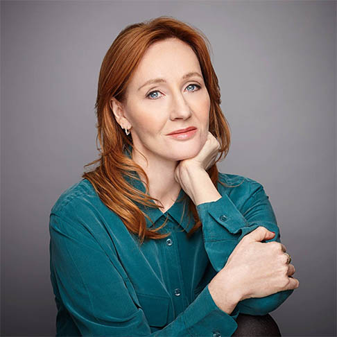 Nesta quarta-feira (31/07), a escritora e roteirista J. K. Rowling, conhecida pela franquia de livros 