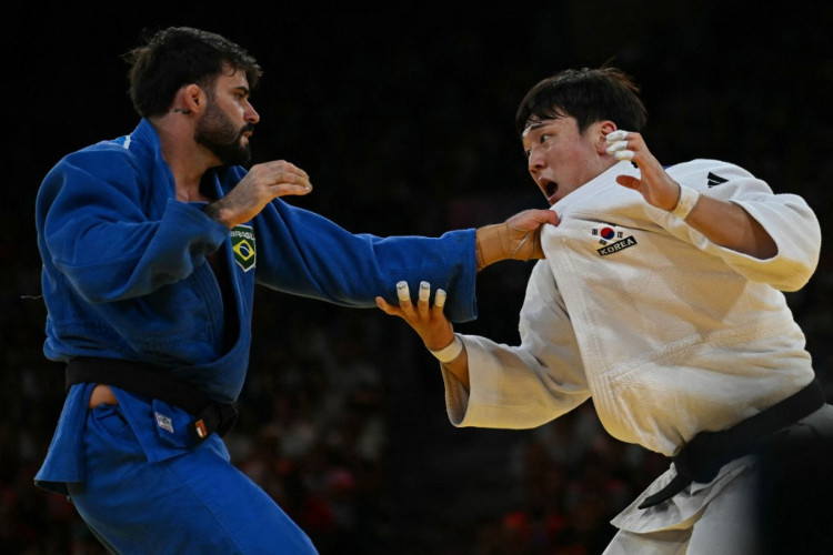 Rafael Macedo venceu o sul-coreano Han Ju-yeop e disputará o bronze no judô na Olimpíada de Paris