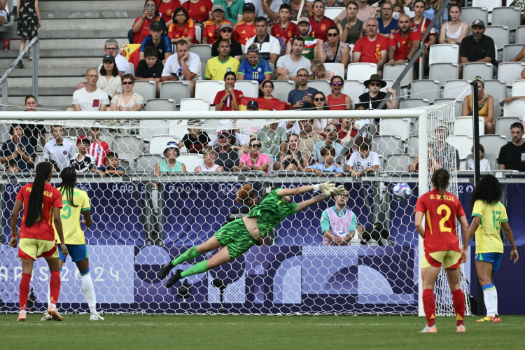 Lorena foi titular mesmo com dores na costela diante da Espanha. 