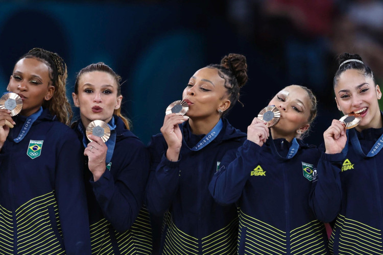 Ginástica Artística Feminina por equipes - As medalhistas de bronze Rebeca Andrade, Jade Barbosa, Lorrane Olivera, Flavia Saraiva e Julia Soares no pódio