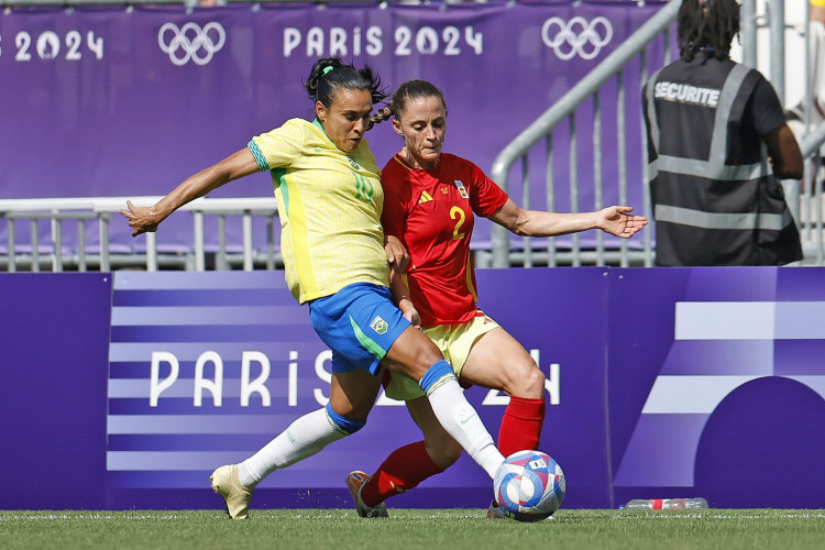 Marta e Batlle disputam lance no jogo de futebol feminino Brasil x Espanha pelas Olimpíadas