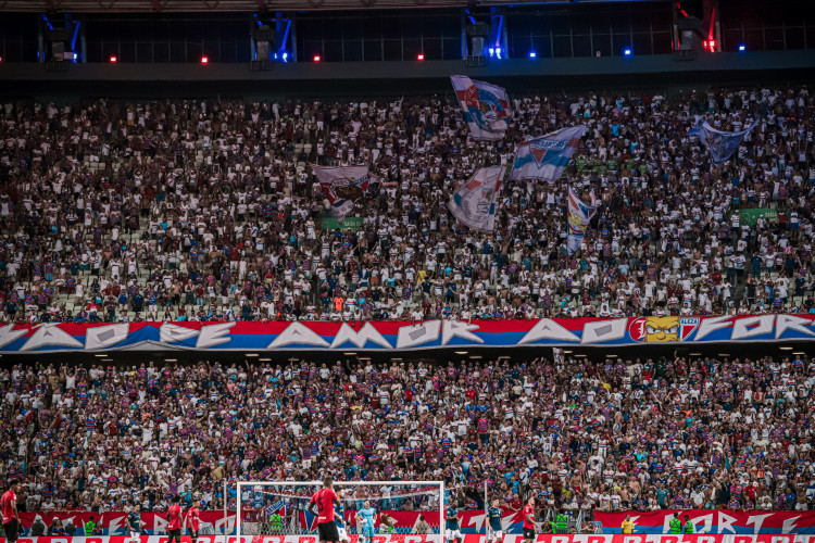 Torcida do Fortaleza no jogo Fortaleza x Atlético-GO, no Castelão, pelo Campeonato Brasileiro Série A 2024