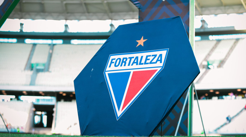 Escudo do Fortaleza no gramado