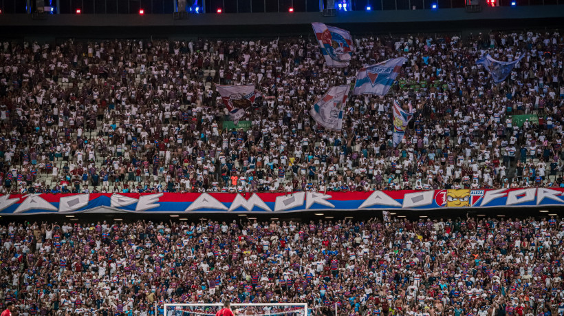 Torcida do Fortaleza no jogo Fortaleza x Atlético-GO, no Castelão, pelo Campeonato Brasileiro Série A 2024