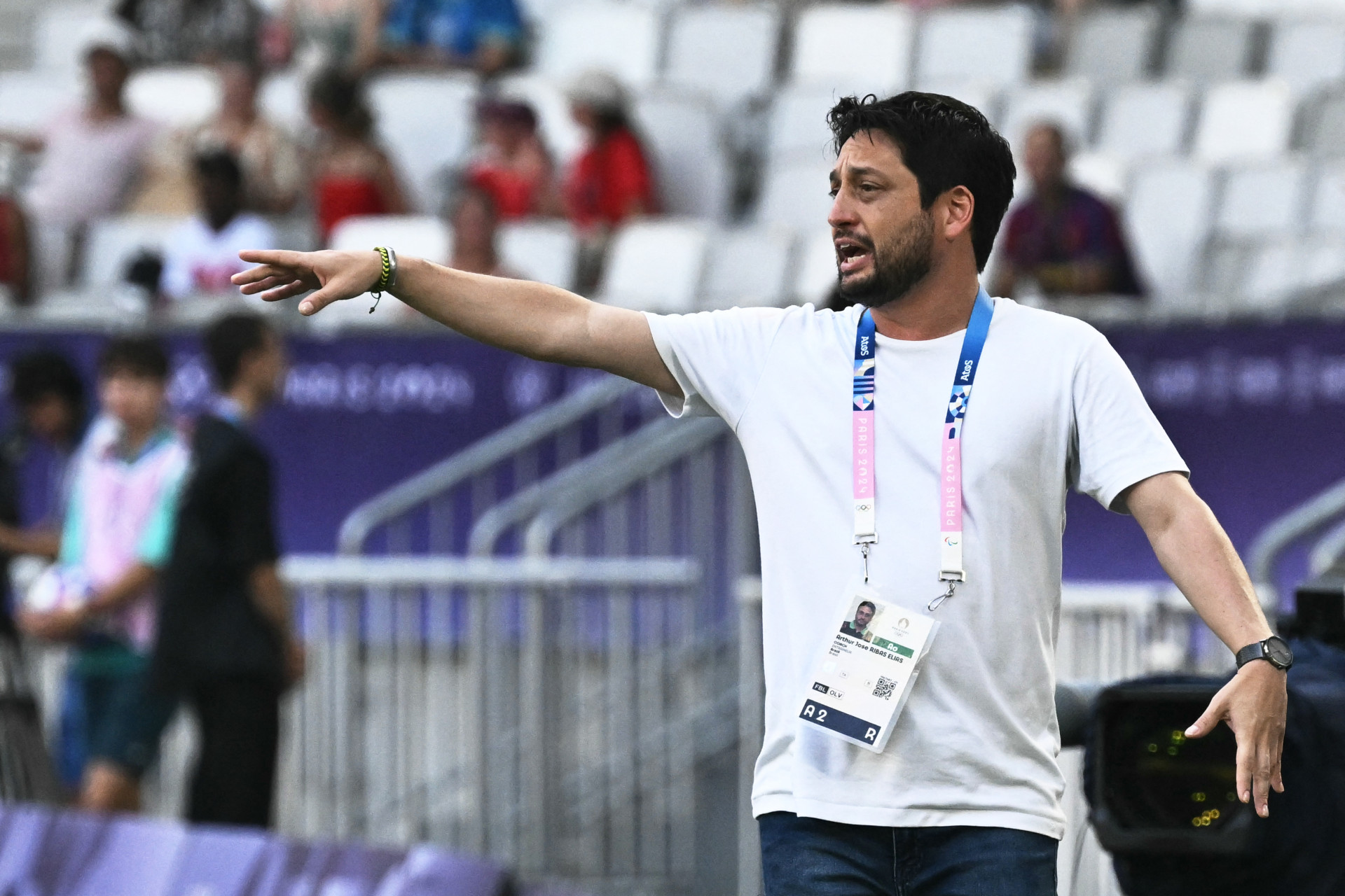 Técnico Arthur Elias no jogo Espanha x Brasil de futebol feminino pelas Olimpíadas de Paris 2024 (Foto: Philippe LOPEZ / AFP)