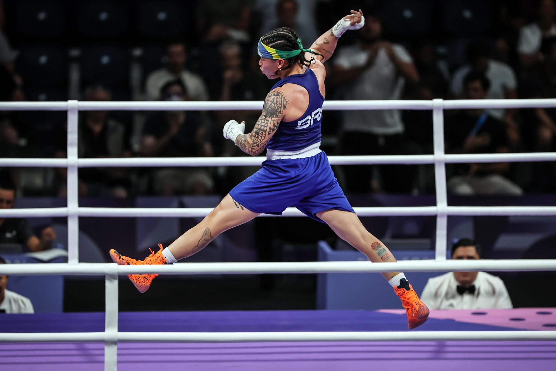 2024.07.31 - Jogos Olímpicos Paris 2024 - Boxe feminino - Beatriz (Bia) Ferreira (de azul) em ação contra a holandesa Chelsey Heijnen nas quartas de final da categoria até 60kg feminina (Foto: Gaspar Nóbrega/COB)