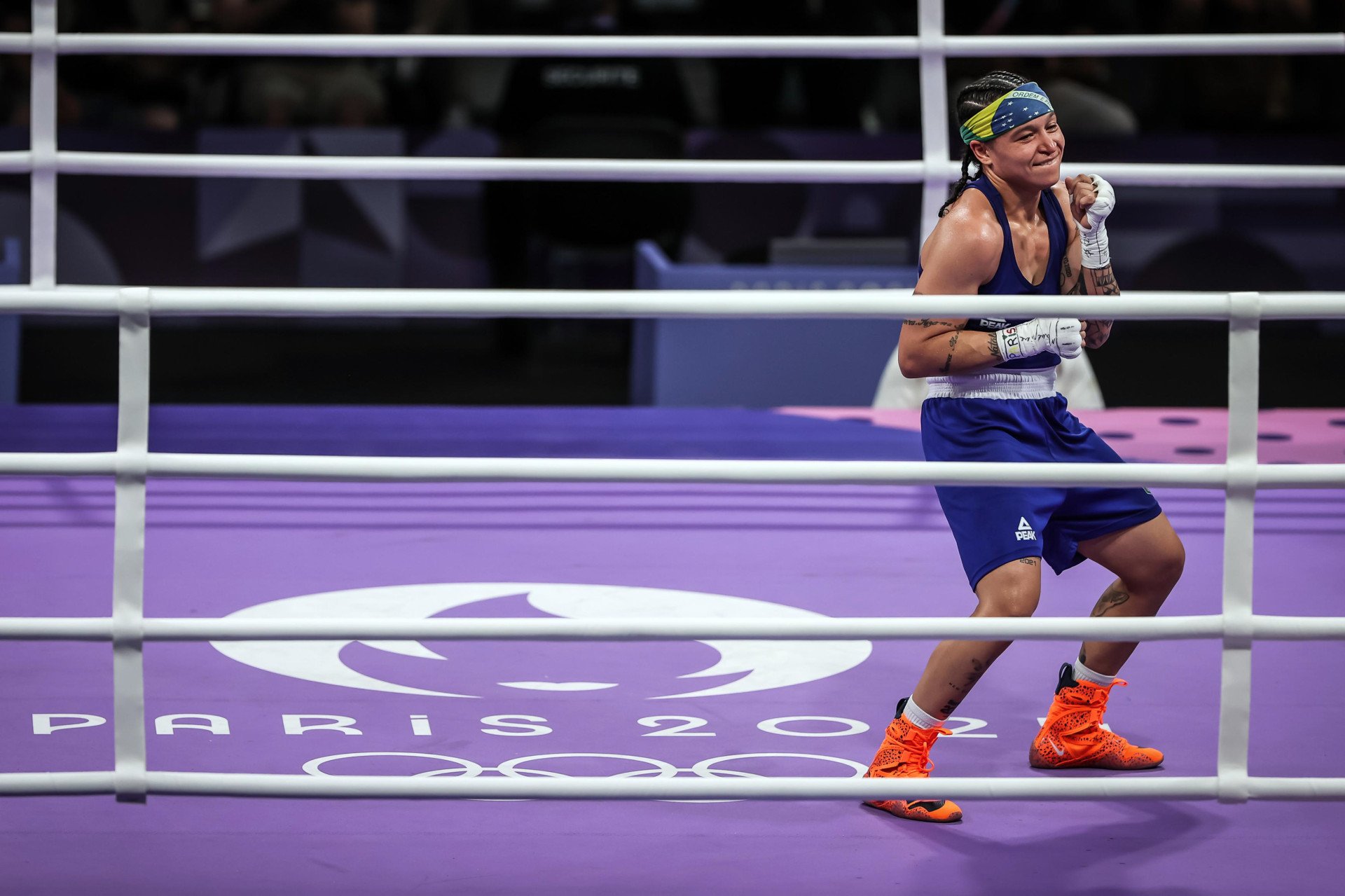 2024.07.31 - Jogos Olímpicos Paris 2024 - Boxe feminino - Beatriz (Bia) Ferreira (de azul) em ação contra a holandesa Chelsey Heijnen nas quartas de final da categoria até 60kg feminina (Foto: Gaspar Nóbrega/COB)