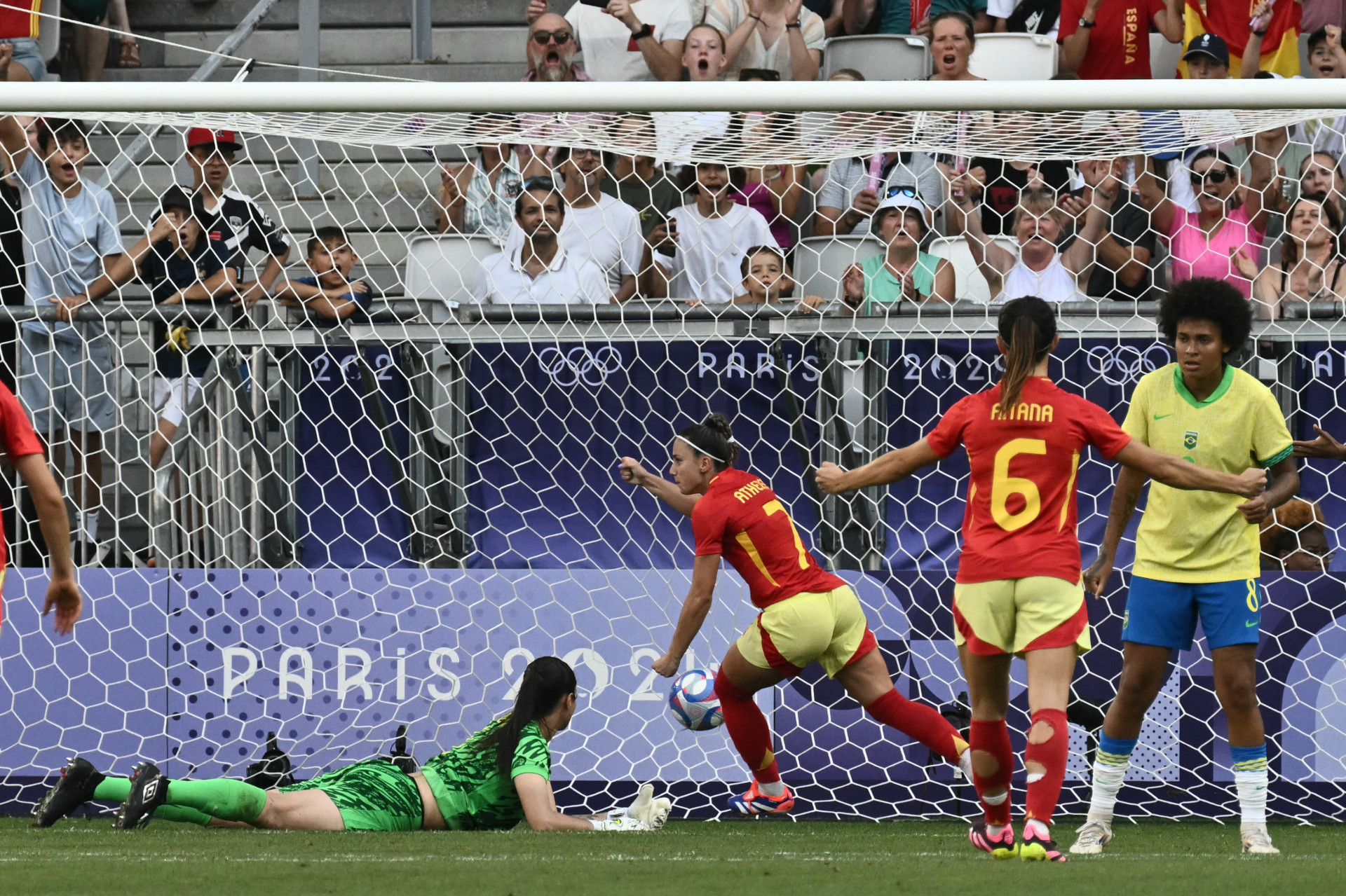 Del Castillo (7) marcou o primeiro gol espanhol
 (Foto: Philippe LOPEZ / AFP)