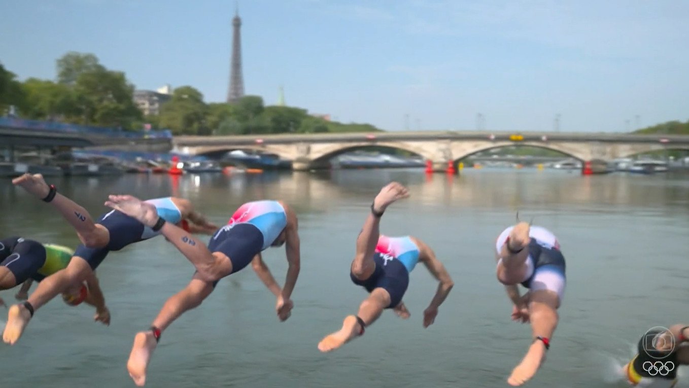 O Rio Sena, em Paris, foi finalmente liberado para o mergulho nos Jogos Olímpicos. E os atletas puderam entrar nas águas para participar do triatlo. A competição envolveu a equipe masculina e também o grupo feminino.