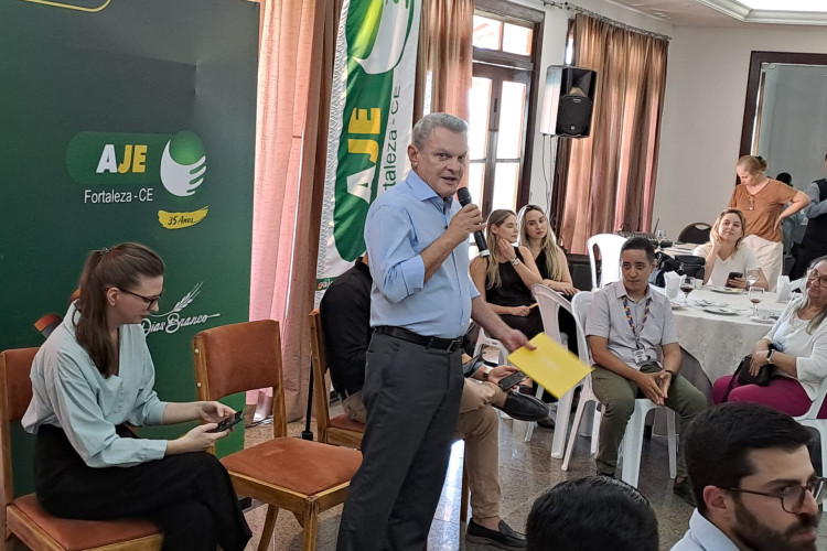  Prefeito e candidato à reeleição foi convidado pela Associação dos Jovens Empresários de Fortaleza (AJE) para o almoço político,