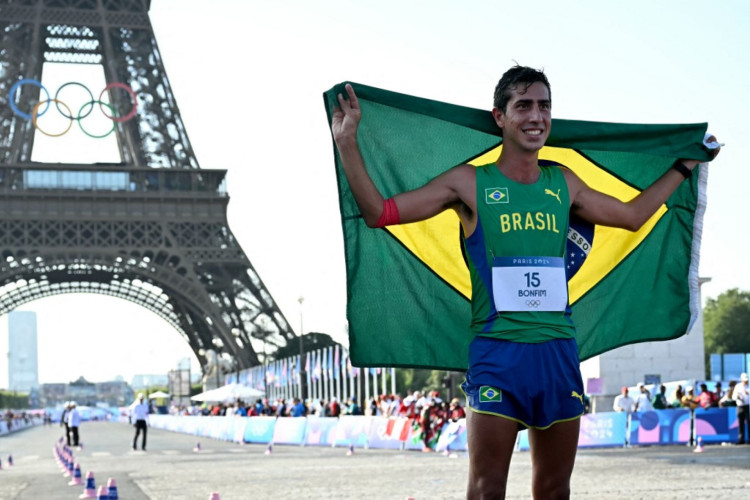 Caio Bonfim celebra medalha de prata após a corrida de 20 km em Paris