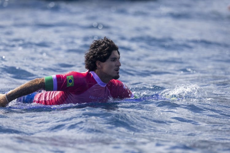 Gabriel Medina, do Time Brasil, rema durante as quartas de final do surf no sexto dia dos Jogos Olímpicos de Paris 2024, em 1º de agosto de 2024, em Teahupo'o, na Polinésia Francesa