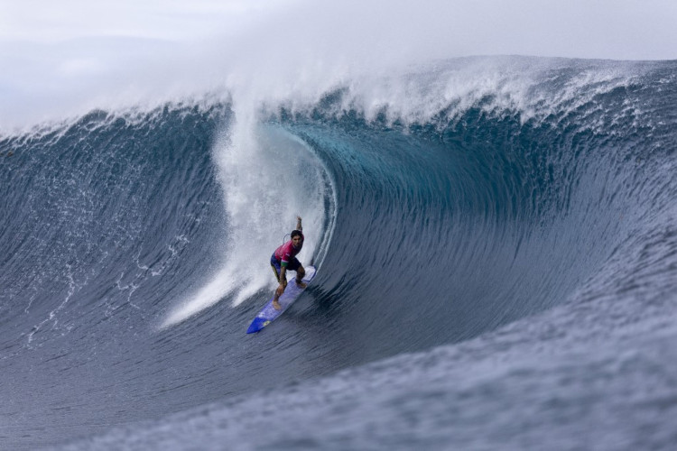 Gabriel Medina, do Time Brasil, pega onda durante a terceira rodada de surf do terceiro dia dos Jogos Olímpicos de Paris 2024, em 29 de julho de 2024, em Teahupo'o, Polinésia Francesa