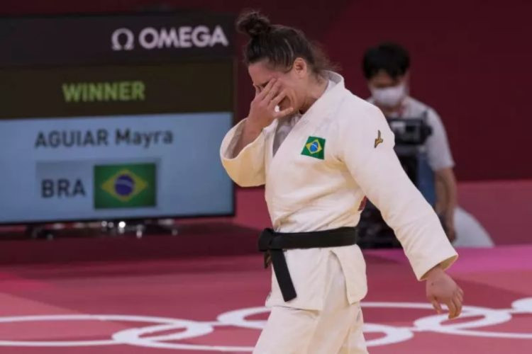 Mayra Aguiar se despediu de Paris após derrota na primeira rodada para número 1 do ranking mundial