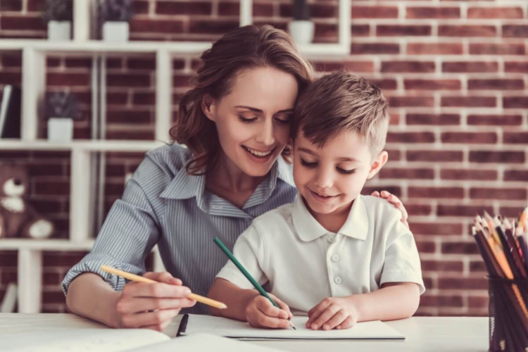 A transição para o segundo semestre escolar é um recomeço significativo, exigindo acolhimento e apoio para lidar com novas expectativas e desafios (Imagem: VGstockstudio | Shutterstock)