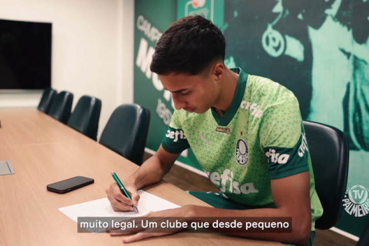 Vitor Reis celebra renovação de contrato do Palmeiras até 2028