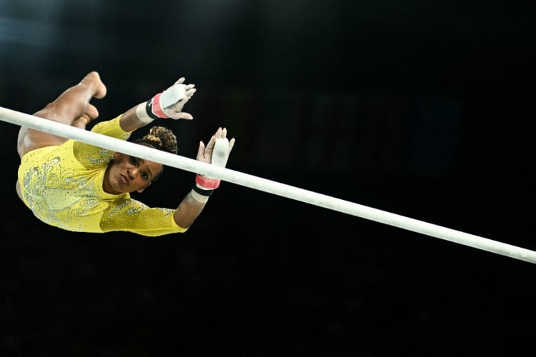 A brasileira Rebeca Andrade compete na prova de barras assimétricas da final geral feminina da ginástica artística durante os Jogos Olímpicos de Paris 2024, na Arena Bercy, em Paris, no dia 1º de agosto de 2024.