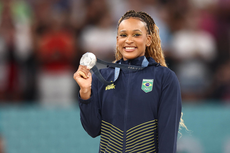 2024.08.01 - Jogos Olímpicos Paris 2024 - Ginástica Artística feminino. Rebeca Andrade recebe a medalha de prata que conquistou na final do individual geral