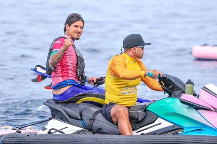 Gabriel Medina vai enfrentar o também brasileiro João Chianca, o Chumbinho, para decidir quem representará o Brasil na semifinal do surfe nas Olimpíadas