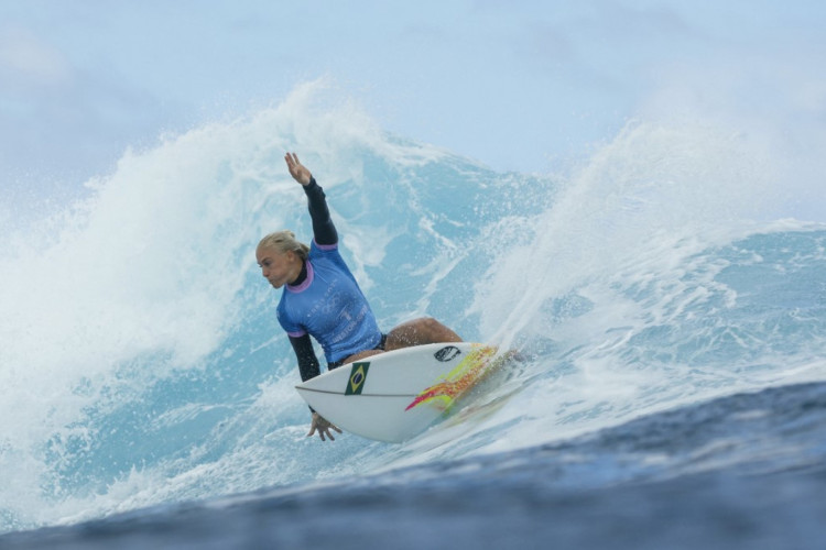 A brasileira Tatiana Weston-Webb corta onda na terceira rodada do surfe feminino