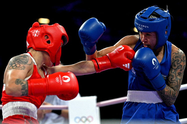 A boxeadora cazaquistanesa venceu a brasileira por decisão unânime