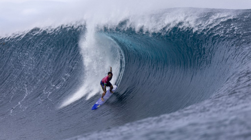 Gabriel Medina, do Time Brasil, pega onda durante a terceira rodada de surf do terceiro dia dos Jogos Olímpicos de Paris 2024, em 29 de julho de 2024, em Teahupo'o, Polinésia Francesa 