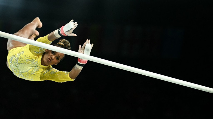 A brasileira Rebeca Andrade compete na prova de barras assimétricas da final geral feminina da ginástica artística durante os Jogos Olímpicos de Paris 2024, na Arena Bercy, em Paris, no dia 1º de agosto de 2024. 