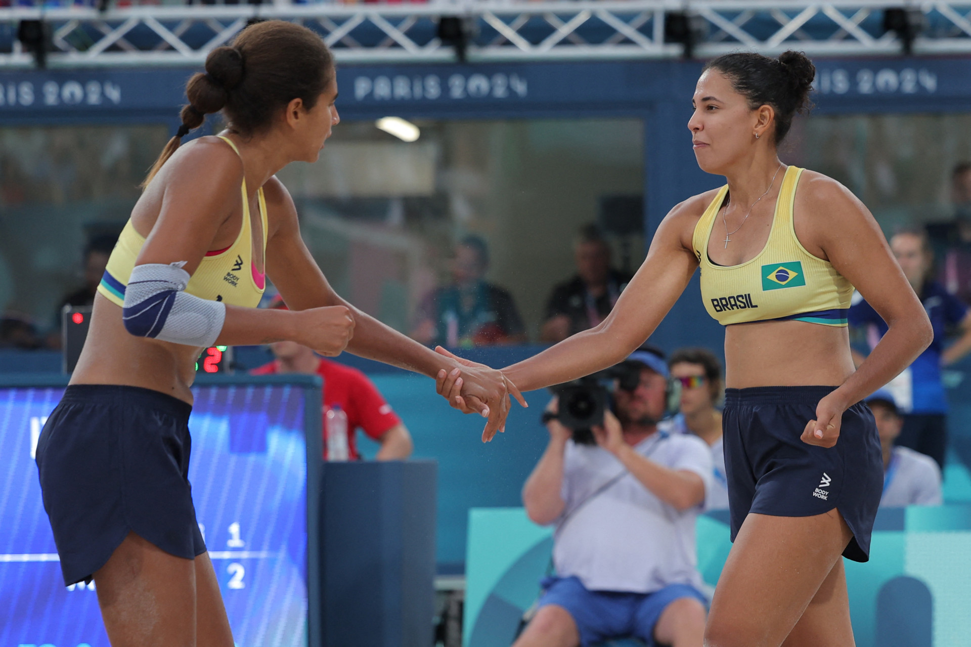 Ana Patrícia e Duda levaram a melhor sobre dupla italiana no vôlei de praia (Foto: Thomas SAMSON / AFP)