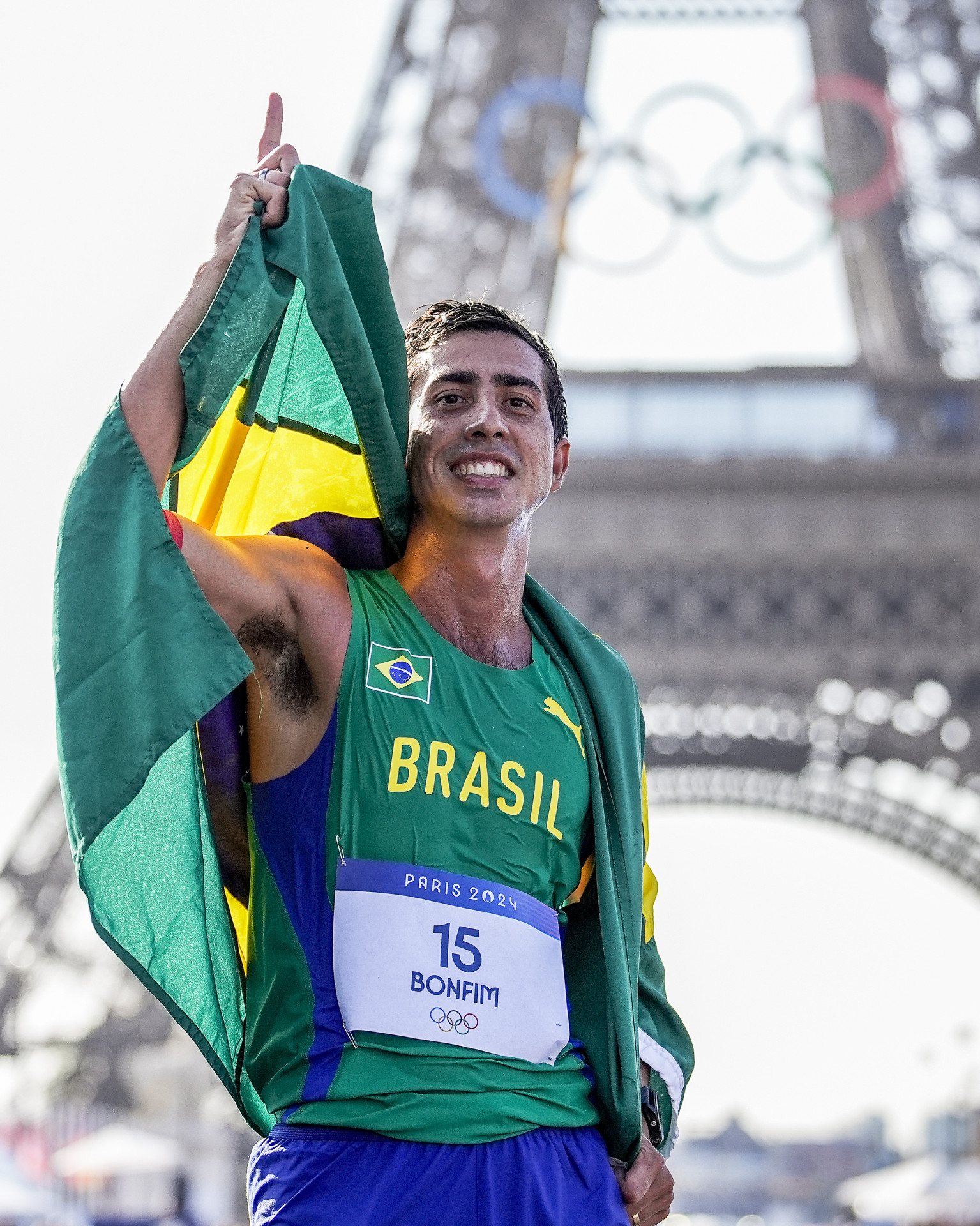 Caio Bonfim celebra vitória em Paris
 (Foto: Alexandre Loureiro/COB)