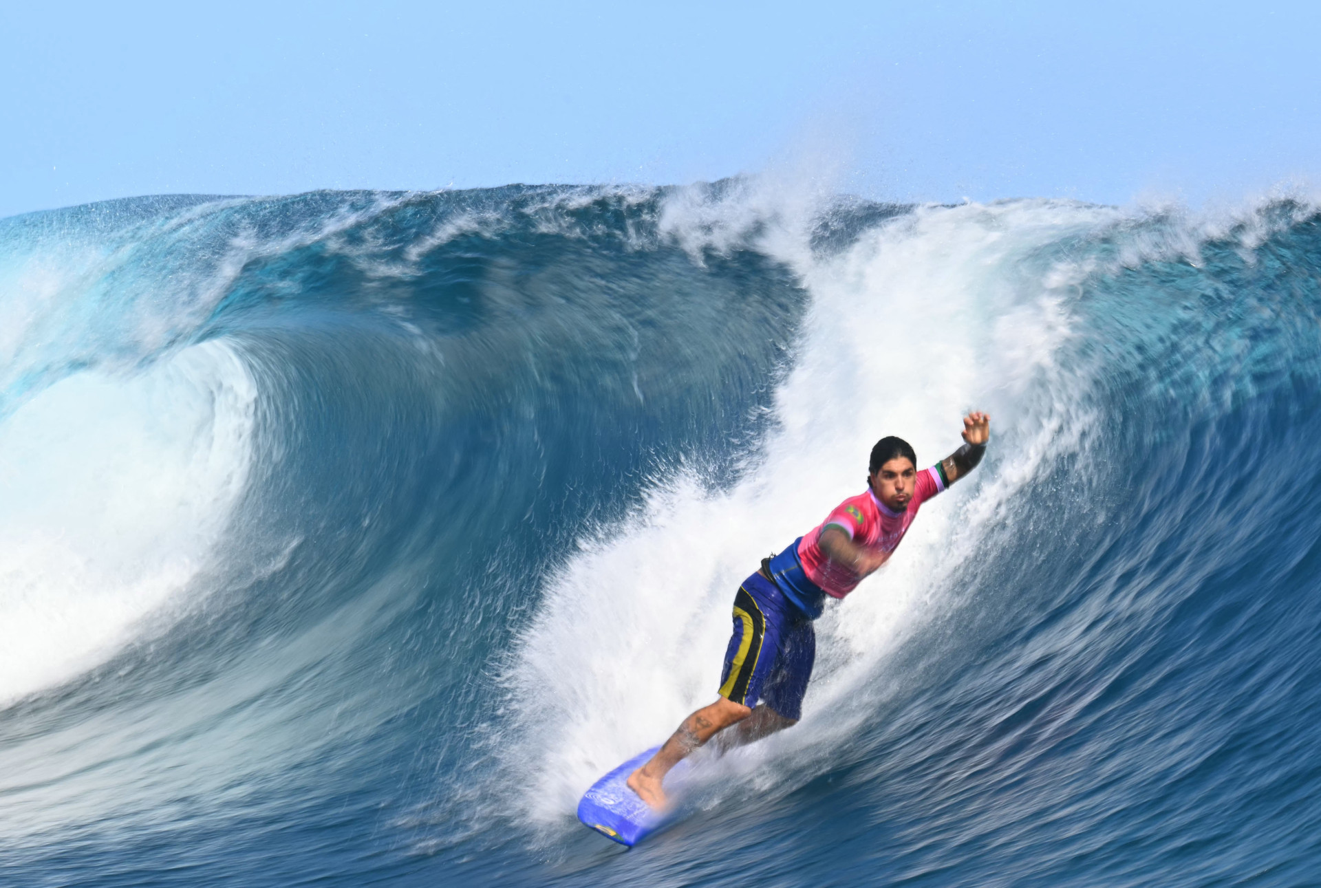 Gabriel Medina venceu duelo brasileiro e avançou para semifinal do surfe na Olimpíada (Foto: Jerome BROUILLET / AFP)