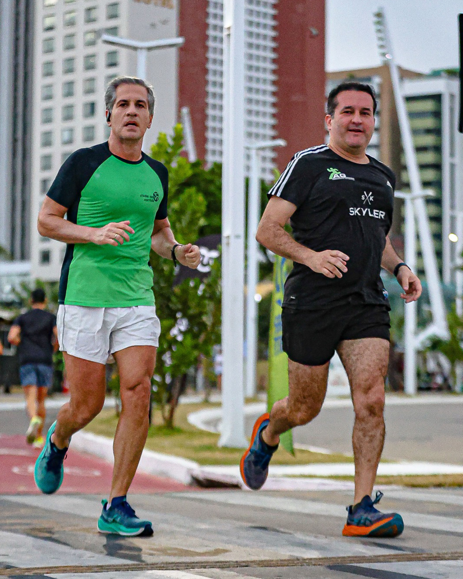 Adolfo Bichucher e Emílio Guerra em treino de corrida na Avenida Beira Mar (Foto: Carlos Fernandes/ Rola na Orla/ Divulgação
)