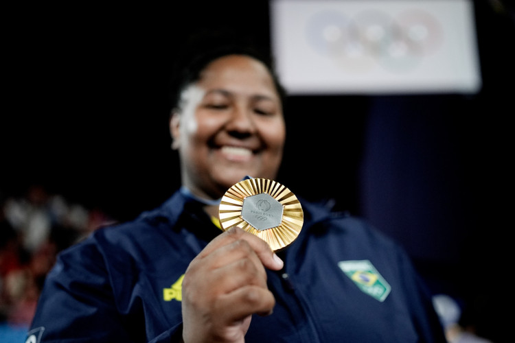 ￼A judoca Beatriz Souza com medalha de ouro