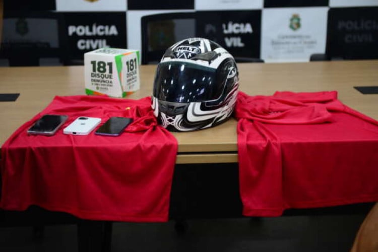 Material apreendido pela Polícia Civil inclui falso fardamento usado na ação criminosa no Cumbuco 