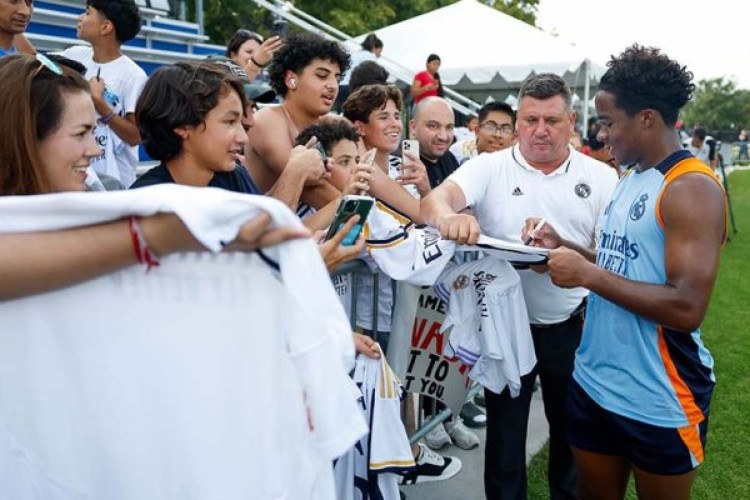 Brasileiros distribuem autógrafos na pré-temporada do Real Madrid, que enfrenta o Barcelona, neste sábado, em amistoso