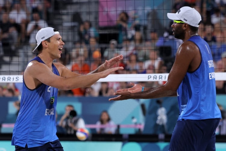 Dupla brasileira avançou no vôlei de praia masculino nas Olimpíadas de Paris-2024. 