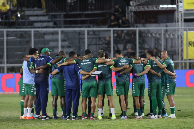 Elenco do Guarani reunido em campo antes de enfrentar o Amazonas pela Série B